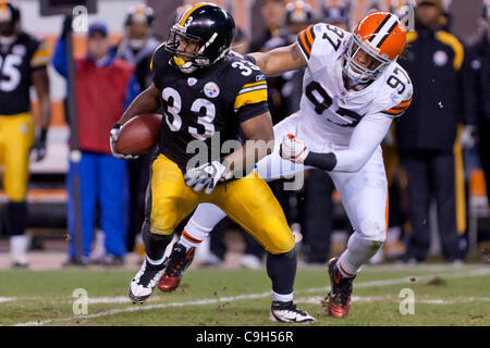 Cleveland Browns defensive end Isaac Rochell (98) runs after the