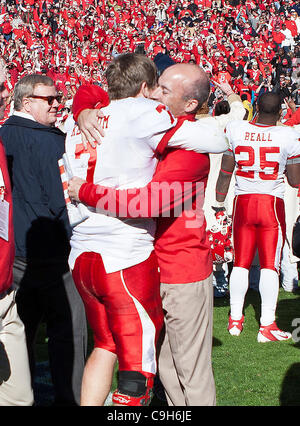 Jan. 2, 2012 - Dallas, Texas, United States of America - Houston Cougars quarterback Case Keenum (7) and head coach, Tony Levine, congratulate each other after the Ticket City Bowl game between the Penn State Nittany Lions and the University of Houston Cougars, played at the Cotton Bowl Stadium in D Stock Photo