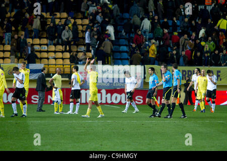 08/01//2011. Valencia, Spain  La Liga, Football - Spain - Villareal CF vs Valencia CF  Players salute the public attending the game after the end of the match that ended 2-2 Stock Photo