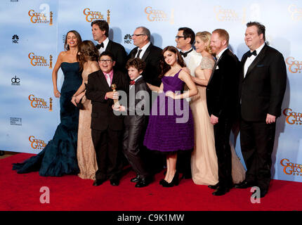 (L-R) Actors Sofia Vergara, Sarah Hyland, creator/producer Steven Levitan, actors Rico Rodriguez, Ed O'Neill, Nolan Gould, Ariel Winter, Ty Burrell, Julie Bowen, Jesse Tyler Ferguson, and Eric Stonestreet poses in the press room with the Best Television Series - Musical or Comedy award for 'Modern F Stock Photo