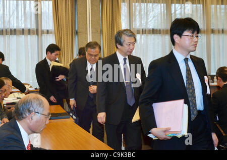 January 16, 2012, Tokyo, Japan - Masao Yamazaki, second from right, vice president of Tokyo Electric Power Co., the operator of the crippled Fukushima No. 1 nuclear power plant, leaves the second meeting in Tokyo on Monday, January 16, 2012, to look into the nuclear disaster.  <br><br> Yotaro Hatamu Stock Photo