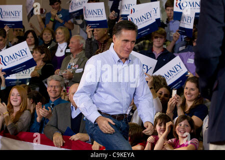 Republican presidential nominee candidate Mitt Romney speaks to ...