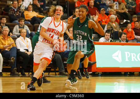 Jan. 22, 2012 - Bowling Green, Ohio, U.S - Bowling Green guard Jessica Slagle (14) drives the baseline against Eastern Michigan forward Paige Redditt (32) during first-half game action.  The Bowling Green Falcons, of the Mid-American Conference East Division, defeated the Eastern Michigan Eagles, of Stock Photo