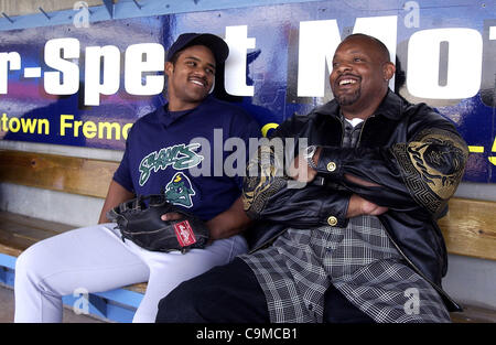 Detroit Tigers' Cecil Fielder, left, shakes hands with Seattle