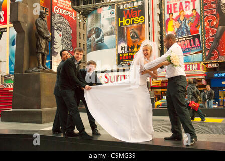 Manhattan, New York, USA: A bride and groom and groomsmen pose for pictures in Times Square, NYC, on Tuesday, January 24, 2012, after City Hall marriage ceremony. Temperatures were unseasonably warm, reaching 52°F / 11°C mid-afternoon. Stock Photo