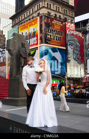 A Bride And Groom Posing On A Manhattan Street Stock Photo - Alamy