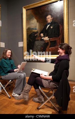National Portrait Gallery, London. 26.01.2012 Picture shows couples sat sketching one another at the 'Come Draw With Me' arts educational charity event at the National Portrait Gallery which promotes drawing and encourages people to draw at home with friends and neighbours, the Campaign's mission is Stock Photo