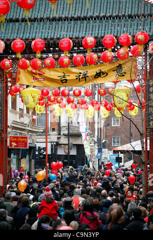 29/01/12, London. Red and Yellow Chinese Lanterns decorate Gerrard Street in Chinatown which is packed with crowds of people celebrating the Year of the Dragon for the Chinese New Year 2012. Stock Photo