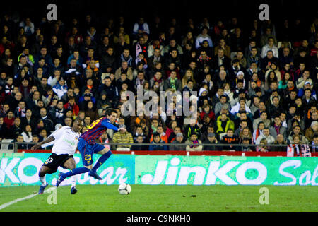 01/02/2011 - VALENCIA, Spain // COPA DEL REY FOOTBALL - Soccer - Valencia CF vs. FC Barcelona - 1/2 finals - Estadio Mestalla --------- Isaac Cuenca from FC Barcelona as he dribbles Miguel Stock Photo