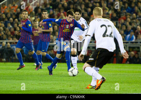 01/02/2011 - VALENCIA, Spain // COPA DEL REY FOOTBALL - Soccer - Valencia CF vs. FC Barcelona - 1/2 finals - Estadio Mestalla ------- Isaac Cuenca from FC Barcelona as he drives the ball through Valencia CF defense Stock Photo