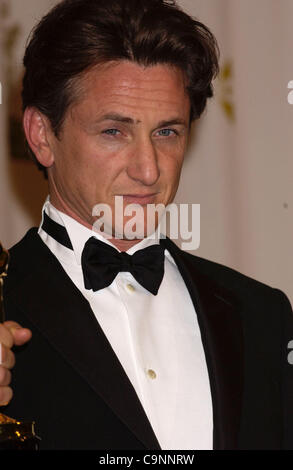 Feb 29, 2004; Hollywood, CA, USA; OSCARS 2004: Actor SEAN PENN, who won 'Best Actor' for 'Mystic River' in the press room at the 76th Annual Academy Awards held at the Kodak Theatre in Hollywood.   (Credit Image: Paul Fenton/ZUMAPRESS.com) Stock Photo