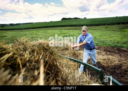 July 11, 2007 - Dixon, Illinois, USA -  Paul Burrs, 28, farms 400 acres near Dixon, Illinois, and raises cattle with Matt Schumacher, 28, on another 100 acres at Matt's farm. (Credit Image: © Sally Ryan/ZUMA Press) Stock Photo