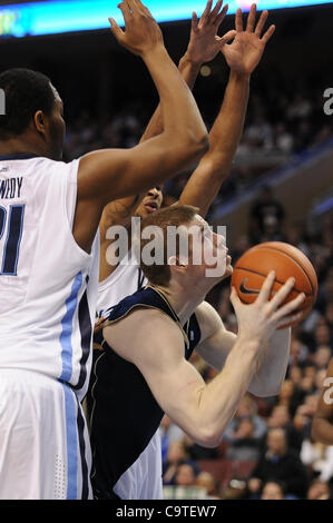 Notre Dame Fighting Irish guard Dara Mabrey (1) shoots a jump shot ...