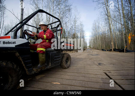 Crews work to clean up oil at a beaver dam from a pipeline spill, owned by Plains Midstream Canada, 12kms from Little Buffalo (100kms from Peace River in northern Alberta) on May 10, 2011. The 4.5 million litre spill is the largest in Alberta since 1975. Photo by Jimmy Jeong / www.jimmyshoots.com Stock Photo