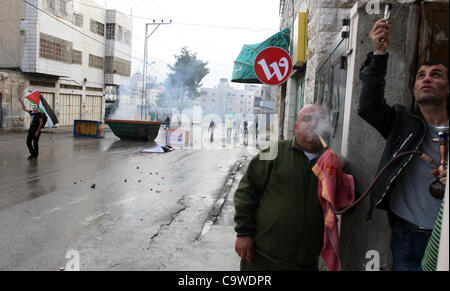 Feb. 24, 2012 - Hebron, West Bank, Palestinian Territory - Palestinians protesters clash with Israeli soldiers during a demonstration commemorating 18 years to the Hebron massacre and calling to open Shuhada street in the West Bank city of Hebron, Friday, Feb. 24, 2012. In 1994, an American-born Jew Stock Photo