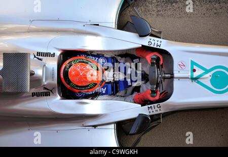 Michael Schumacher (GER)    beim Boxenstopp im Cockpit des MercedesGP W03 bei Formel 1 Testfahrten vom 21.-24.2.2012 auf dem Circuito de Catalunya bei Barcelona, Spanien |  Michael Schumacher (GER)  in the MercedesGP W03  during Formula One testing sessions on Circuito Catalunya, Spain Stock Photo