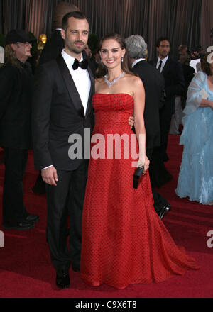 BENJAMIN MILLEPIED & NATALIE PORTMAN THE 84TH ACADEMY AWARDS ARRIVALS LOS ANGELES CALIFORNIA USA 26 February 2012 Stock Photo