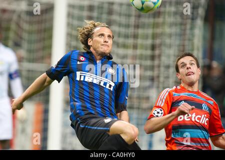 Diego Forlan (Inter), Cesar Azpilicueta (Marseille), MARCH 13, 2012 - Football / Soccer : UEFA Champions League Round of 16, 2nd leg match between Inter Milan 2-1 Olympique Marseille at Stadio Giuseppe Meazza in Milan, Italy. Photo by Enrico Calderoni/AFLO SPORT) [0391] Stock Photo