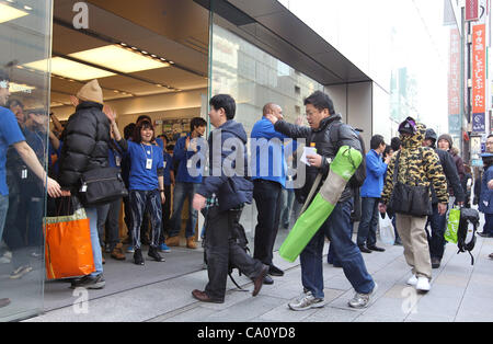 March 16, 2012 - Tokyo, Japan - Customers goes into Apple Ginza Store to purchase the company's new iPad on March 16, 2012 in Tokyo, Japan. (Credit Image: © Koichi Kamoshida/Jana Press/ZUMAPRESS.com) Stock Photo