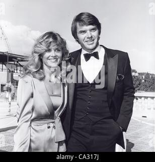 ROBERT URICH WITH WIFE HEATHER MENZIES AND CHILDREN BRIAN AND EMILY ...