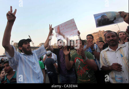 May 31, 2012 - Cairo, Cairo, Egypt - Protesters shout slogans as they protest against the weekend massacre of Houla, in front of the Syrian embassy in Cairo, Egypt, 31 May 2012. A massacre was reported in the central Syrian city of Houla over the weekend, however the government in Damascus denied re Stock Photo