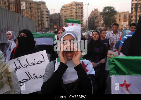 May 31, 2012 - Cairo, Cairo, Egypt - Protesters shout slogans as they protest against the weekend massacre of Houla, in front of the Syrian embassy in Cairo, Egypt, 31 May 2012. A massacre was reported in the central Syrian city of Houla over the weekend, however the government in Damascus denied re Stock Photo