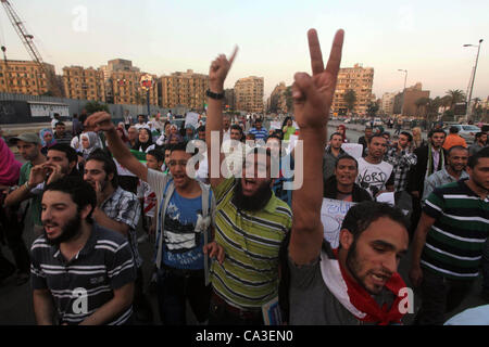 May 31, 2012 - Cairo, Cairo, Egypt - Protesters shout slogans as they protest against the weekend massacre of Houla, in front of the Syrian embassy in Cairo, Egypt, 31 May 2012. A massacre was reported in the central Syrian city of Houla over the weekend, however the government in Damascus denied re Stock Photo