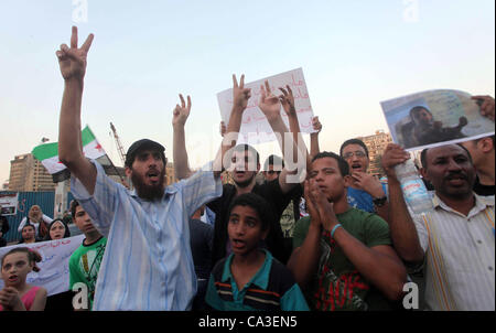 May 31, 2012 - Cairo, Cairo, Egypt - Protesters shout slogans as they protest against the weekend massacre of Houla, in front of the Syrian embassy in Cairo, Egypt, 31 May 2012. A massacre was reported in the central Syrian city of Houla over the weekend, however the government in Damascus denied re Stock Photo