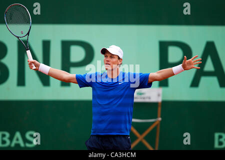 01.06.2012 Paris, France. Tomas Berdych celebrates victory against Kevin Anderson on day 6 of the French Open Tennis from Roland Garros. Stock Photo