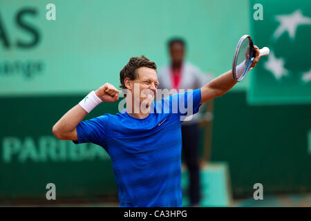 01.06.2012 Paris, France. Tomas Berdych celebrates victory against Kevin Anderson on day 6 of the French Open Tennis from Roland Garros. Stock Photo