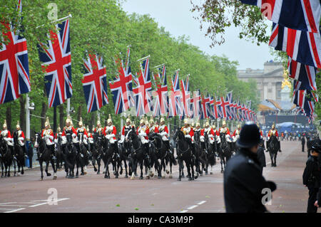 London, UK. 2nd June 2012. Life Guards ride down The Mall, with Buckingham Palace in the background, as they go towards Horse Guards Parade rehearse Trooping the Colour Major General's Review. Stock Photo