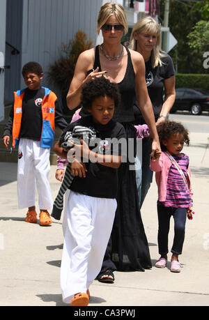 HENRY KLUM & LENI KLUM & JOHAN KLUM & HEIDI KLUM & LOU KLUM HEIDI KLUM PICKING UP HER CHILDREN FROM MARTIAL ARTS CLASS LOS ANGEL Stock Photo