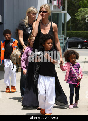 HENRY KLUM & LENI KLUM & JOHAN KLUM & HEIDI KLUM & LOU KLUM HEIDI KLUM PICKING UP HER CHILDREN FROM MARTIAL ARTS CLASS LOS ANGEL Stock Photo