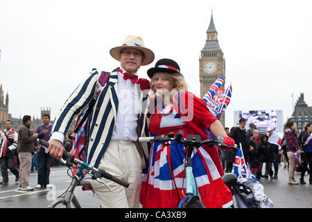Diamond Jubilee Pageant, River Thames, Central London, UK. 03.06.2012 Picture shows Martin Lawrie and Jaqueline Hobson from Barnet joining the Diamond Jubilee celebrations on Westminster Bridge, over 1,000,000 people expected to attend the The Queen's Diamond Jubilee Pageant flotilla. Stock Photo