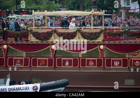 The Queen on the Royal barge during her Diamond Jubilee Stock Photo