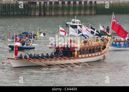 Rowers aboard Gloriana proceed along River Thames as part of the Queen’s Thames Diamond Jubilee Pageant, taken from Tower Bridge, London, UK, 3rd June 2012. The Diamond Jubilee celebrates Queen Elizabeth the second’s 60 years as Head of the Commonwealth. Stock Photo