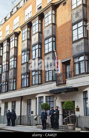 London, UK. 4th June 2012 Police stand outside one of the entrances to King Edward VII hospital in London where the Duke of Edinburgh was taken with a bladder infection. Stock Photo