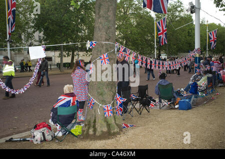 4 June, 2012. Buckingham Palace London, UK.  Crowds and spectators line the Mall for the Diamond Jubilee Concert at Buckingham Place in honor of  Queen Elizabeth II 60 years reign. Stock Photo