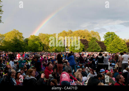 London, UK. 04/06/12. A rainbow appears in the sky above thousands of party goers at the Diamond Jubilee Concert in St James's Park. Stock Photo