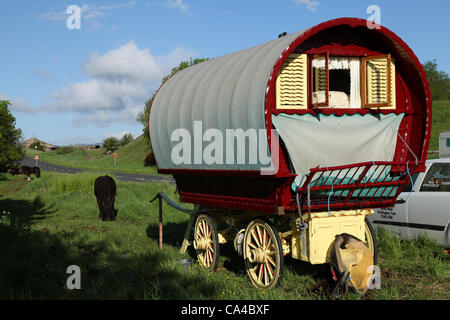 Vardo Romany travellers Caravan or traditional horse-drawn Gypsy caravans or “Bow Top” canvas covered Wagons en-route to the annual gathering at Appleby, South Lakeland , UK    Cob and  Romany showman's accommodation Wagon of the Travelling Community, camping at Bainbridge, in the North Yorkshire Dales, en route to the Appleby Horse Fair, UK Stock Photo