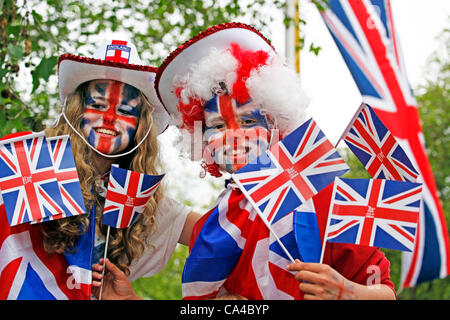 London, UK. Tuesday 5th June 2012. People celebrating the Diamond Jubilee of Queen Elizabeth II during the Celebrations in London. Credit:  Paul Brown / Alamy Live News