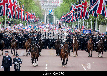 London, United Kingdom, 05/06/2012.The crowd of well wishers being led up the Mall towards Buckingham Palace. They were being led by lines of police headed by the Commissioner of the Metropolitan Police, Bernard Hogan-Howe on horseback. Stock Photo