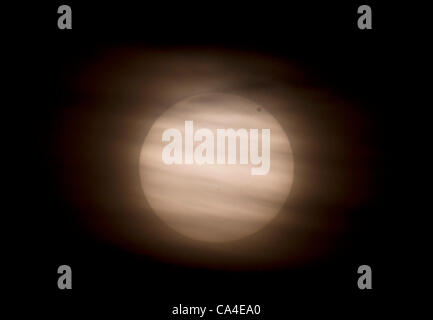 Transit of Venus across the sun 8 June 2004 Stock Photo - Alamy