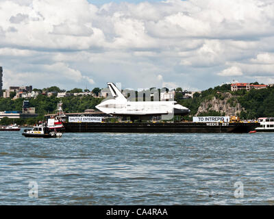 barge carrying space shuttle Enterprise arrives abreast of Intrepid Museum berth on Hudson River against backdrop of New Jersey Palisades Stock Photo