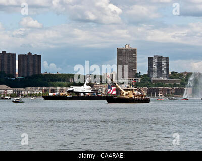 barge carrying space shuttle Enterprise turns downstream to give the press a photo op before heading in toward Intrepid berth Stock Photo