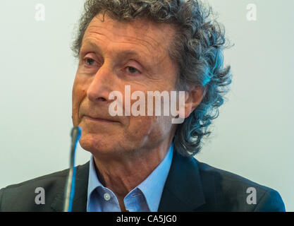 A group of AIDS Experts from the French National Council on AIDS, Prof. Willy Rozenbaum, (Saint Louis Hospital) scientists meeting, essais cliniques Stock Photo