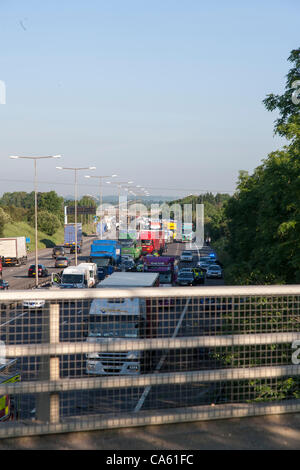 14 June 2012. M1 motorway, Northamptonshire, UK. Traffic tails back on the M1 motorway after a lorry was involved in a crash on the southbound carriageway just before Junction 15A. The driver is understood to be in a critical condition. Stock Photo