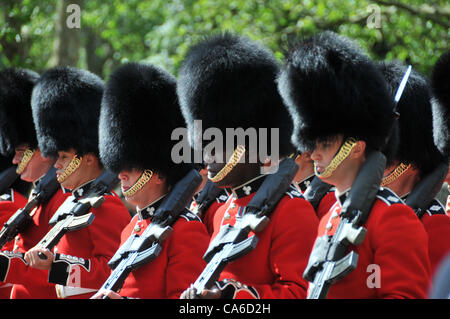 The Mall, London, UK. 16th June 2012. Guardsmen march down The Mall towards Horse Guards Parade for the Trooping The Colour to celebrate The Queen's Birthday. Stock Photo