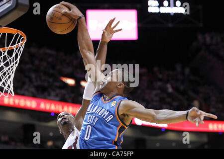 19.06.2012. Miami, Florida, USA.  Oklahoma City Thunder point guard Russell Westbrook (0) goes for the dunk over Miami Heat power forward Chris Bosh (1) during the first quarter of Game 4 of the 2012 NBA Finals, Thunder at Heat, at the American Airlines Arena, Miami, Florida, USA. Stock Photo