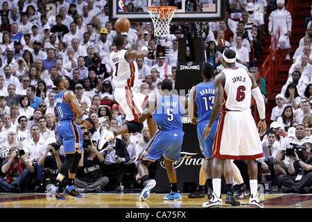 19.06.2012. Miami, Florida, USA.  Miami Heat power forward Chris Bosh (1) goes for the layup during the first quarter of Game 4 of the 2012 NBA Finals, Thunder at Heat, at the American Airlines Arena, Miami, Florida, USA. Stock Photo